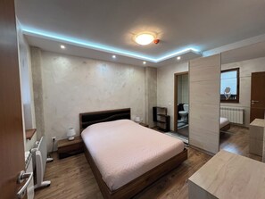 1 dormitorio, tabla de planchar con plancha, Internet y ropa de cama