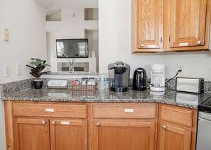 Interior - Jacuzzi,Crib,walk to Chineese,Kebab rest,Food lion (Cary)