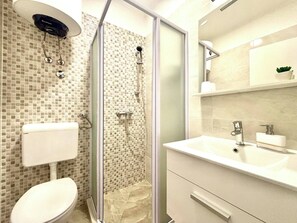 Shower, hair dryer, towels