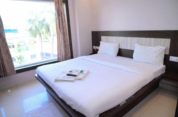 Een bureau, gratis wifi, beddengoed