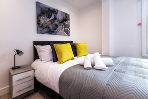 2 chambres, bureau, fer et planche à repasser