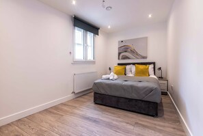 2 Schlafzimmer, Schreibtisch, Bügeleisen/Bügelbrett