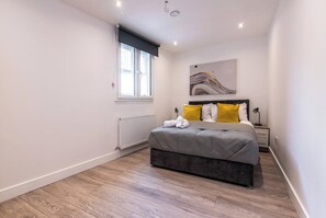 2 Schlafzimmer, Schreibtisch, Bügeleisen/Bügelbrett