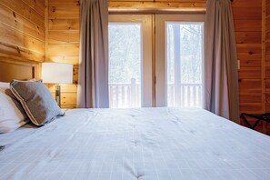 5 chambres, fer et planche à repasser, lit de bébé portatif