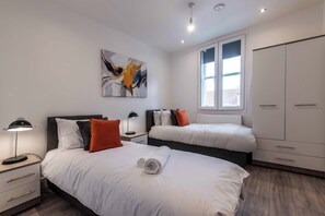 2 chambres, fer et planche à repasser