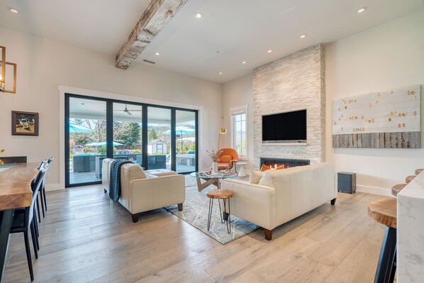 スマートテレビ、卓球台、ステレオ、書斎 / ワークスペース