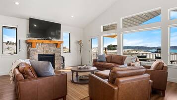 Télévision, cheminée, baby-foot, table de tennis de table