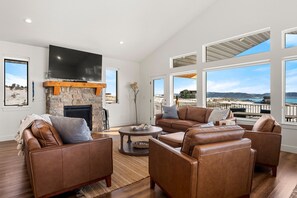 TV, fireplace, foosball, table tennis - The Azure View - Sleeps 25 - Pickleball - POOL (Fish Haven)