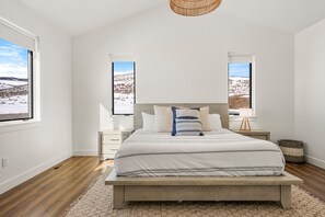 5 quartos, ferros/tábuas de passar roupa, berço de viagem