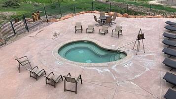 Lämmitetty uima-allas