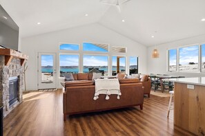 TV, fireplace, foosball, table tennis - The Azure View - Sleeps 25 - Pickleball - POOL (Fish Haven)