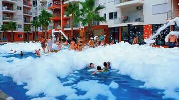 Huoneisto, 1 makuuhuone, esteetön, tupakointi sallittu | Uima-allas | Ulkouima-allas