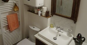 Dusch, hårtork, handdukar och tvål