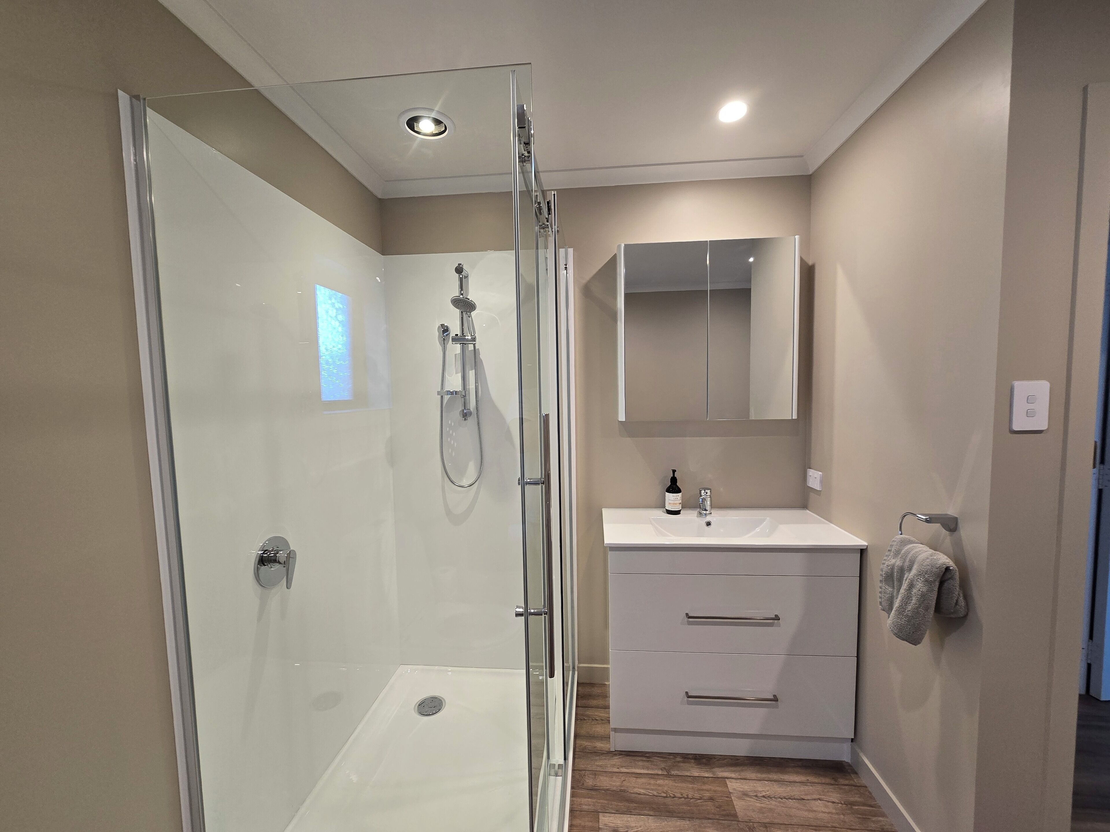 Dusche, Handtücher, Seife, Toilettenpapier