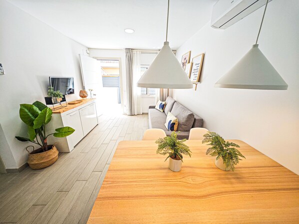 TV - JARDIN BABILONIA apartment in Salou (Salou)