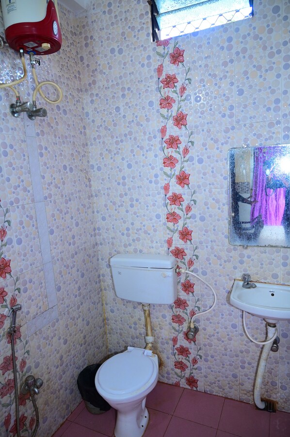 Un baño con inodoro, lavamanos y ducha.