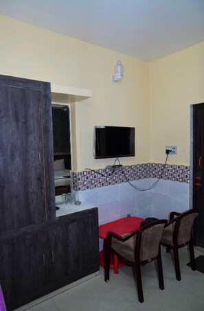 Desk, free WiFi, bed sheets