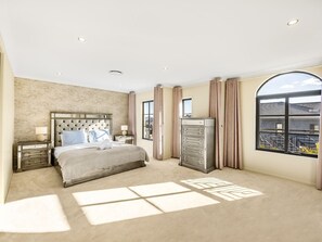 5 habitaciones, escritorio, tabla de planchar con plancha y wifi 