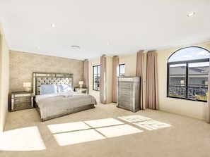 5 bedrooms, desk, iron/ironing board, WiFi