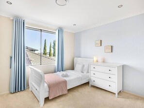 5 bedrooms, desk, iron/ironing board, WiFi