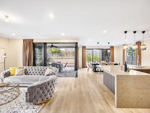 Interior - French Royal Experience 5B3B Grand House 3Parking (Rochedale)