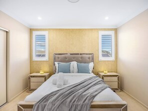 5 bedrooms, desk, iron/ironing board, WiFi