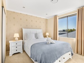 5 bedrooms, desk, iron/ironing board, WiFi