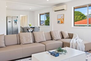 TV - 1Mins to Pinelands Plaza, 4BR Chic Family Retreat (Sunnybank)