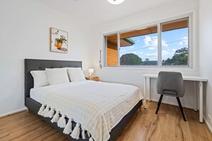 4 Schlafzimmer, Schreibtisch, Bügeleisen/Bügelbrett, WLAN