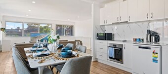 1Mins to Pinelands Plaza, 4BR Chic Family Retreat