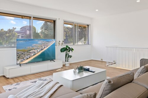 1Mins to Pinelands Plaza, 4BR Chic Family Retreat