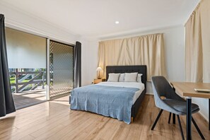 4 habitaciones, escritorio, tabla de planchar con plancha y wifi