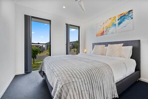 4 habitaciones, tabla de planchar con plancha, wifi y ropa de cama 