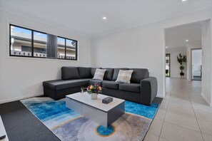 TV - Quiet & Stylish | 3mins to Mall | Modern 4BR House (Park Ridge)