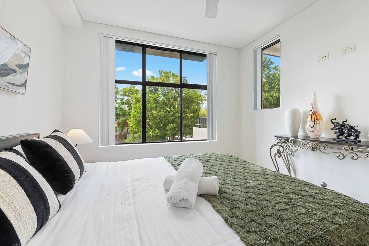 2 bedrooms, desk, iron/ironing board, WiFi