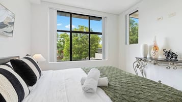 2 bedrooms, desk, iron/ironing board, WiFi