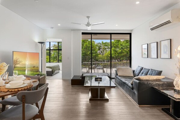 TV - Perfect Spot Near CBD & UQ | Spacious 2Beds Apt (Indooroopilly)