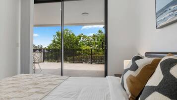 2 bedrooms, desk, iron/ironing board, WiFi