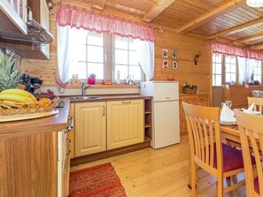 Kylskåp, ugn, diskmaskin och grytor/köksredskap