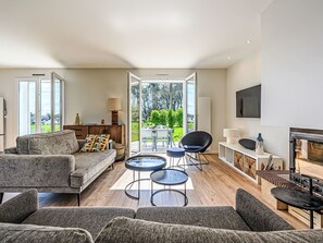 TV, fireplace - La Tour Bourgerel avec piscine by Interhome (Baden)