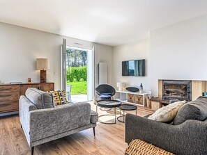 TV, fireplace - La Tour Bourgerel avec piscine by Interhome (Baden)