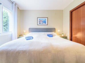 2 bedrooms, desk, internet