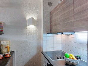 Kühlschrank, Mikrowelle, Geschirrspüler, Kochgeschirr/Geschirr/Besteck