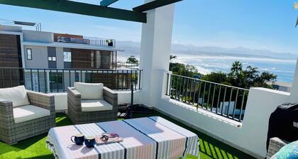 Luxury 3-Bed Sea-View Apartment in Plett: Ocean, Lagoon & City Vistas