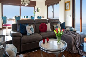 Smart TV, fireplace, table tennis
