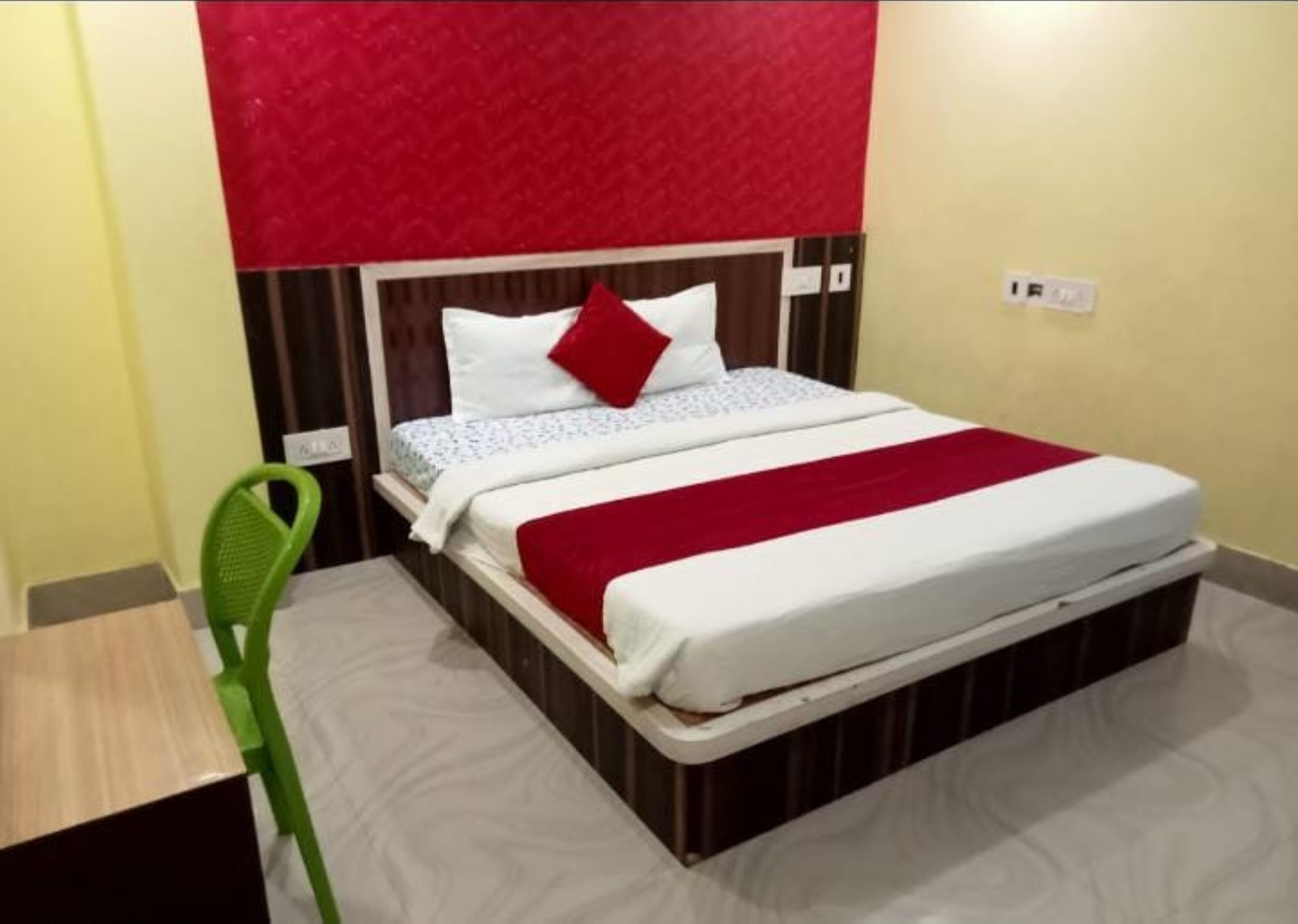 Desk, free WiFi, bed sheets