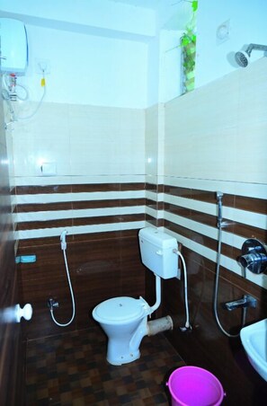 Shower, rainfall showerhead, towels, soap - DhamStay Hotel Sashi Near Temple Puri (Puri)