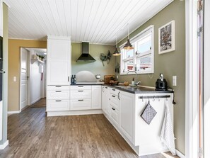 Fridge, microwave, dishwasher, cookware/dishes/utensils