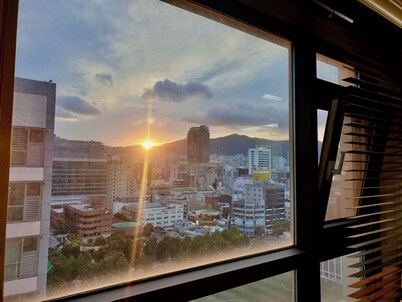 Available for up to 30 people 4-bedroom apartment in enchanting Busan with WiFi