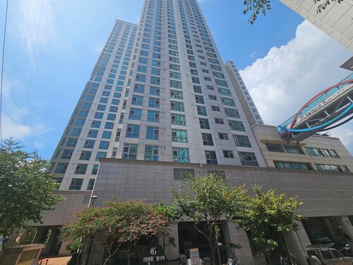 Available for up to 30 people 4-bedroom apartment in enchanting Busan with WiFi